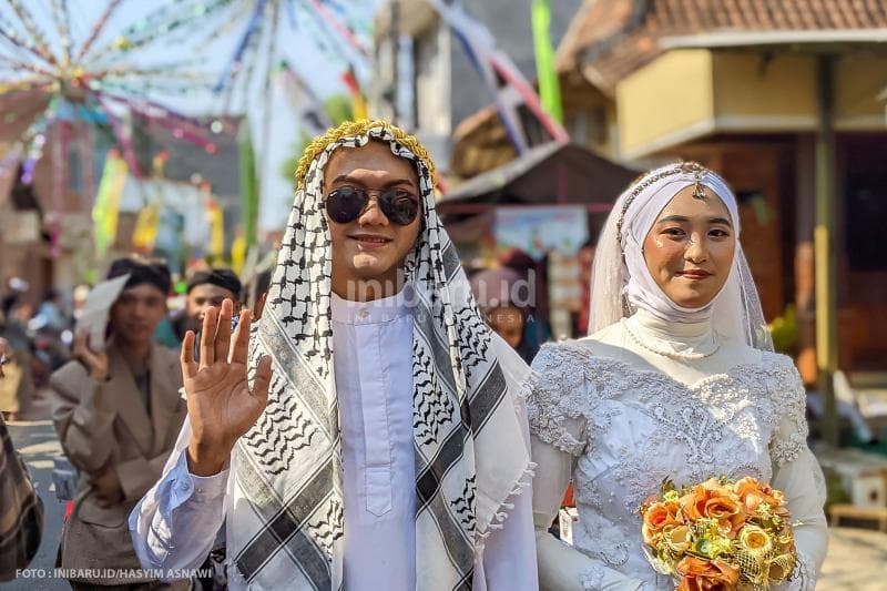 Visualisasi tradisi Nganten Mubeng dalam Kirab Ampyang Maulid di Desa Loram Kulon.