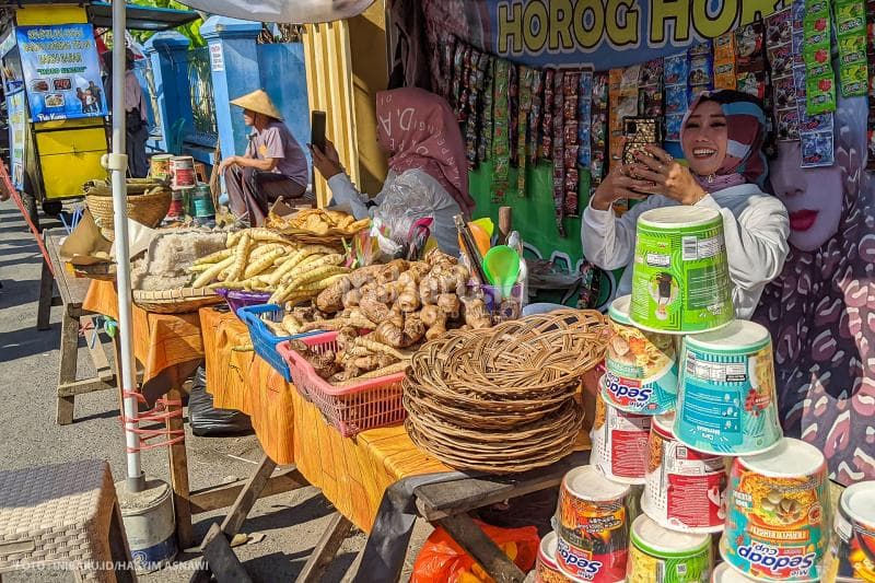 Lapak UMKM di sekitar Masjid Wali Loram Kulon turut meramaikan tradisi Kirab Ampyang Maulid.