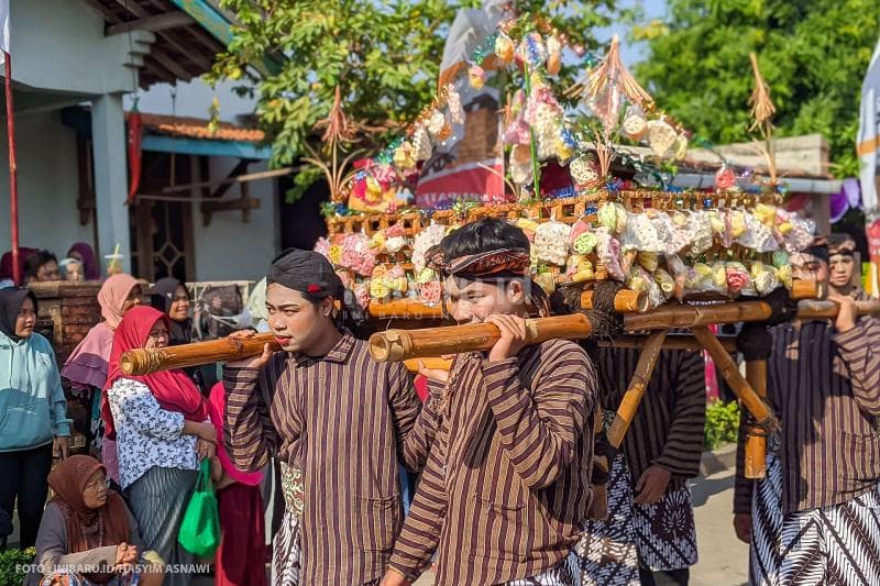 Ampyang berupa gunungan yang berisi nasi kepal dan dihiasi kerupuk warna-warni ikut dikirab.