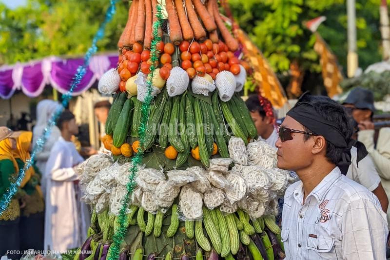 Arak-arakan gunungan hasil bumi bikinan warga menjadi simbol rasa syukur sekaligus harapan mendapatkan berkah pada hari kelahiran Rasulullah.