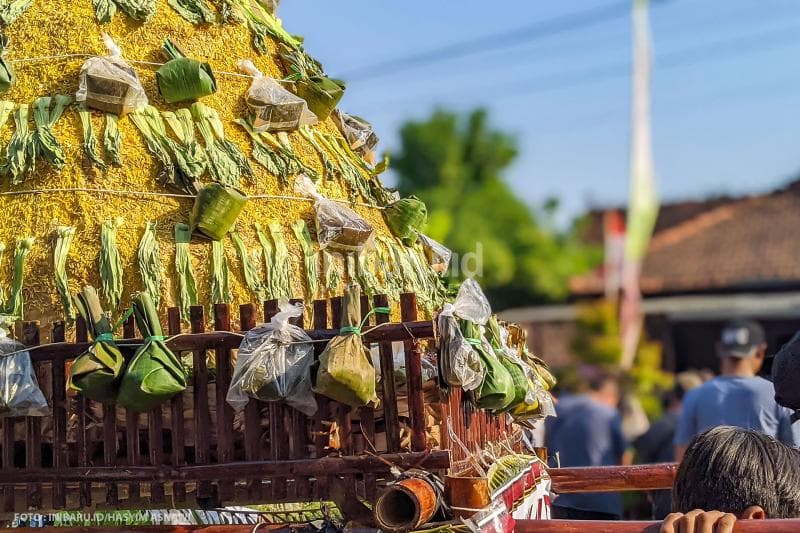 Kirab Ampyang Maulid digelar setiap tahun sebagai metode dakwah sekaligus upaya melestarikan tradisi desa.