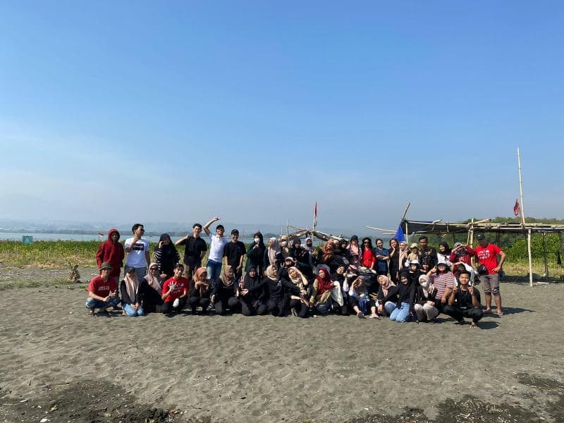 Serunya Kegiatan Kenang 4.0; Aksi Bersih-Bersih Pantai Mangkang