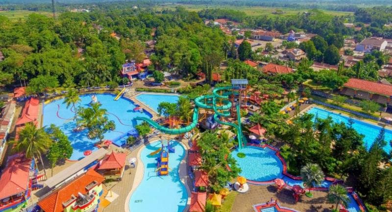 Berbagai wahana air yang tersedia di Owabong, Purbalingga. (Salsawisata)