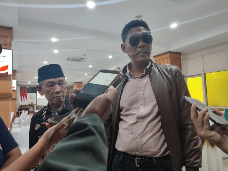 Ketua Persatuan Petambak Karimunjawa Teguh Santoso bersama Kuasa Hukum Ahmad Gunawan. (Inibaru.id/Fitroh Nurikhsan)