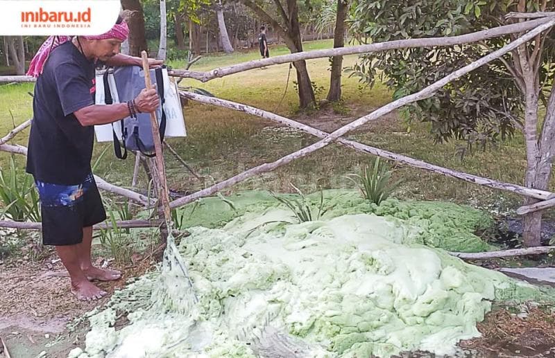 Warga Karimunjawa Bambang Zakaria menunjukkan cairan kimia yang keluar dari pipa pembuangan limbah tambak udang. (Inibaru.id/ Fitroh Nurikhsan)
