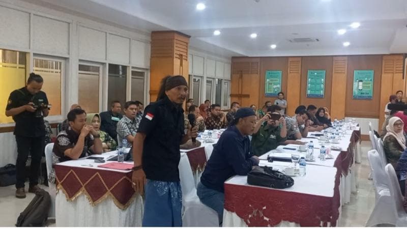 Warga Karimunjawa Bambang Zakaria berorasi di depan anggota DPR RI Komisi II. (Inibaru.id/ Fitroh Nurikhsan)