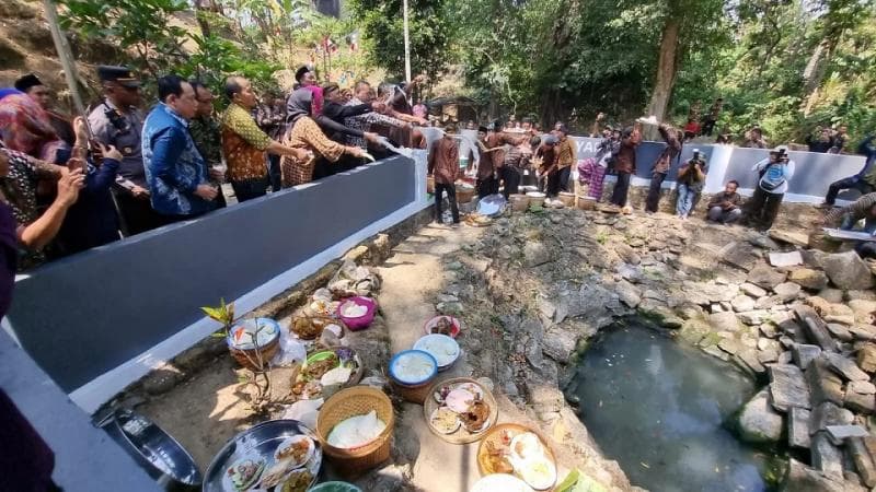 Masyarakat menyiram dawet ke sendang saat ritual kenduri udan dawet. (Jawapos/Ragil Listiyo)