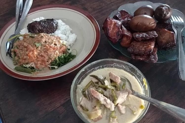 Nasi pecel yang tersaji di Warung Pecel Empal Mbah Nemleg Wonogiri. (Radarsolo/Iwan Adi Luhung)