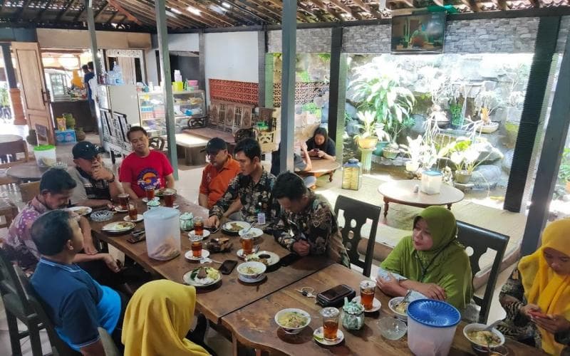 Suasana Warung Pecel Empal Mbah Nemleg. (Nicelocal)