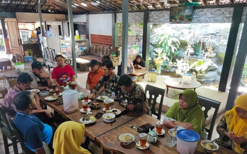 Suasana Warung Pecel Empal Mbah Nemleg. (Nicelocal)