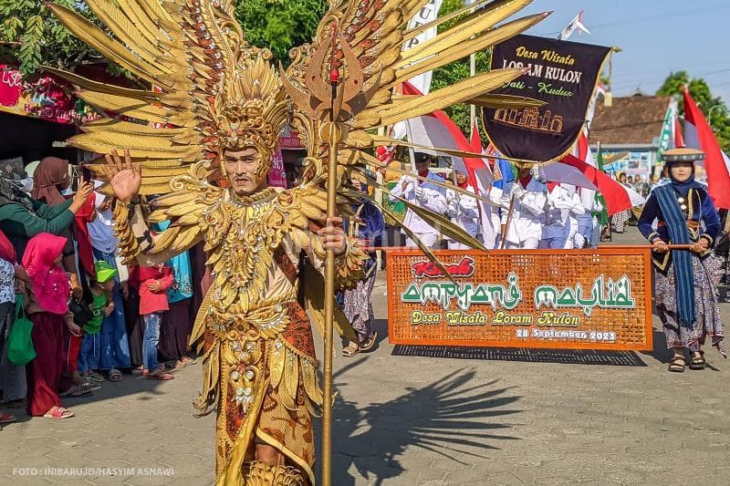 Kirab Ampyang Maulid di Desa Loram Kulon, Kecamatan Jati, Kudus berlangsung tiap tanggal 12 Rabiulawal dalam kalender Hijriyah, yang tahun ini jatuh pada 28 September lalu.