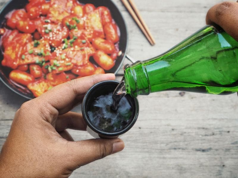 Menuangkan soju juga punya etika di Korea. (Metrum)