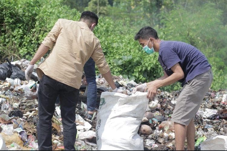 Ilustrasi: Pemuda mengurus sampah di Dusun Jlamprang. (Pikiranrakyat/Tati Purnawati)