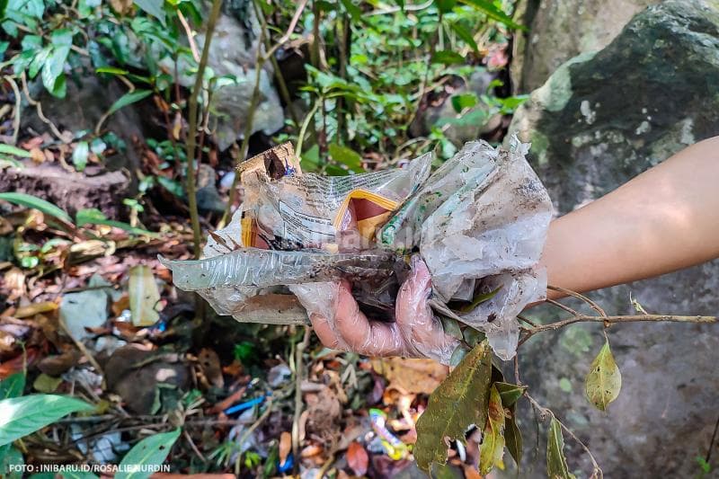 Sampah plastik yang sulit terurai banyak ditemukan di wisata Curug Semirang, Kabupaten Semarang. (Inibaru.id/ Rosalie Nurdin)