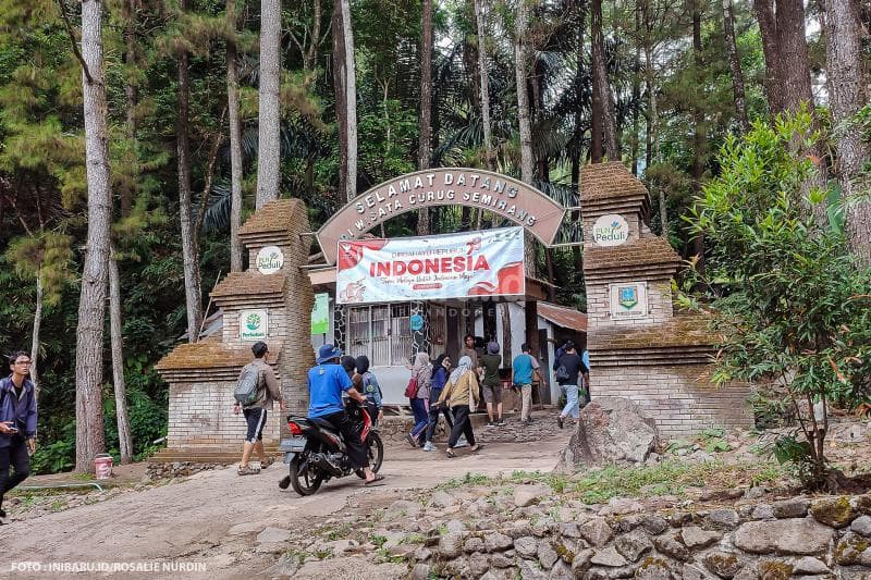Sesampai di Curug Semirang, Kecamatan Ungaran Barat, Kabupaten Semarang, para sukarelawan menempuh perjalanan menanjak untuk mencapai lokasi sisir sampah.