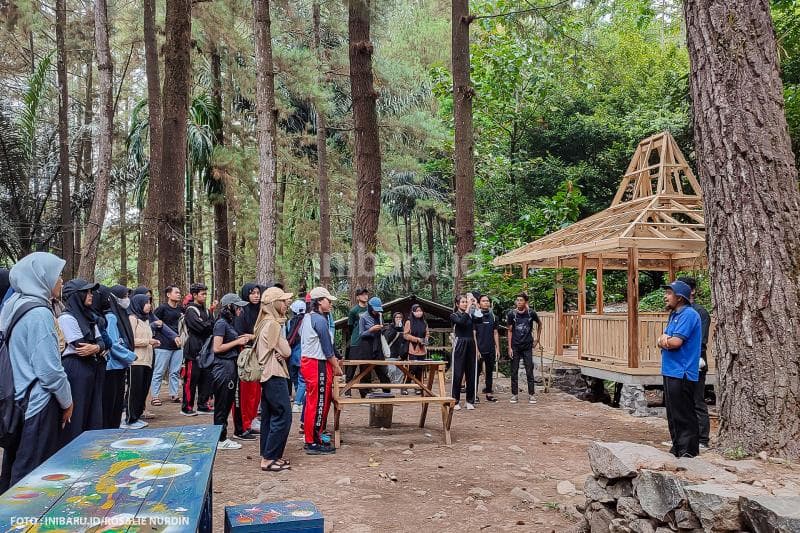 Sebelum penyisiran, para sukarelawan diberi arahan jenis sampah apa saja yang diprioritaskan untuk dipungut.