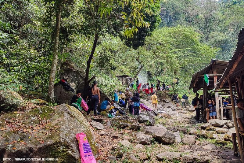 Setelah tiba di lokasi penyisiran, para sukarelawan rehat sekitar 20 menit sebelum melancarkan aksi bersih-bersih sampah.