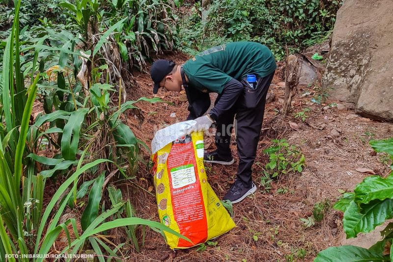Sampah yang dipungut dikumpulkan ke dalam karung sebelum dipilah dan ditimbang.