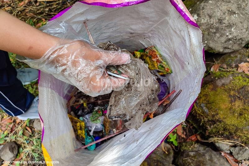Hanya dalam kurun waktu sekitar dua jam, sebanyak 30 karung telah penuh terisi sampah plastik dan limbah B3.