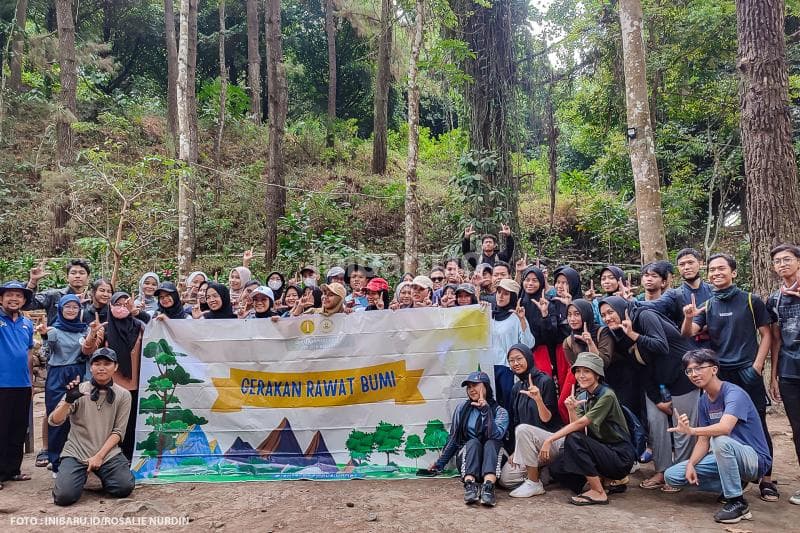 Selepas bersih-bersih sampah, para sukarelawan mengabadikan momen aksi World Cleanup Day di Curug Semirang dengan berfoto bersama.