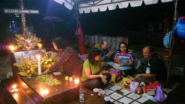 Memento mori, berkunjung ke makam kerabat menjelas paskah. (Infobudaya)<br>