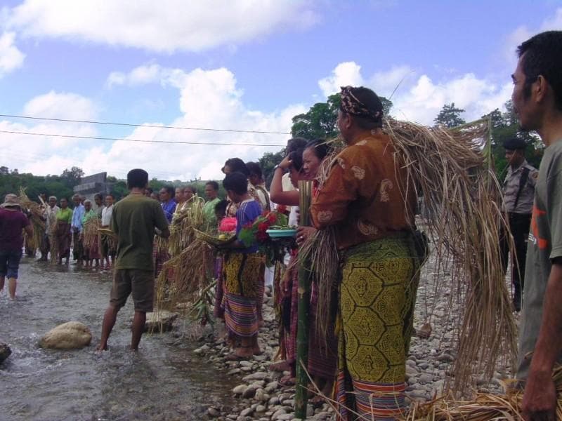 Kure yang dilakukan di tepi sungai. (Pegipegi)<br>