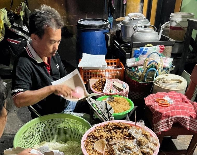 Suyanto, penjual Sego Usus Sebandaran di Semarang. (IG/Mostwantedfood)