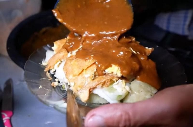 Tahu Tek Pak Marju di Yogyakarta, racikan bumbu kacangnya merupakan olahan asi dari pemiliknya. (YouTube/Makankeliling)