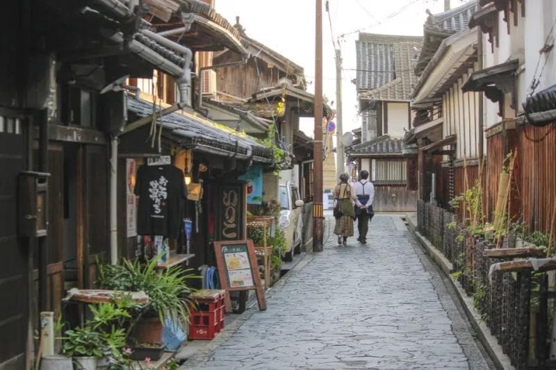 Sejumlah spot di Tomonoura sengaja dibuat mirip dengan cerita 'Ponyo' untuk menarik wisatawan. (Cloudinary)