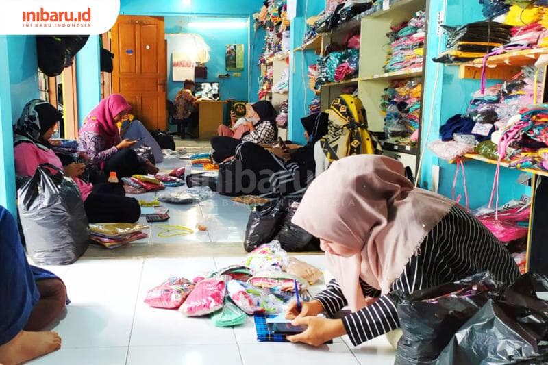 Suasana admin pemasaran Jilbab Zahara pasca corona. (Inibaru.id/ Rafida Azzundhani)