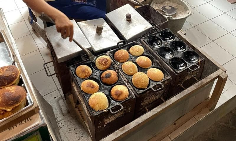 Menikmati Hangatnya Apem Bu Wanti di Pasar Ngasem Yogyakarta