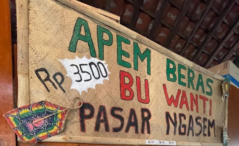 Apem Bu Wanti sudah buka sejak pukul 06.00 WIB. (Twitter/Ariefboediman)