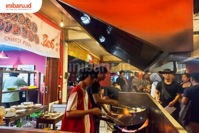 Pegawai Kedai Pinara sedang menyiapkan pesanan pengunjung. (Inibaru.id/ Fitroh Nurikhsan)