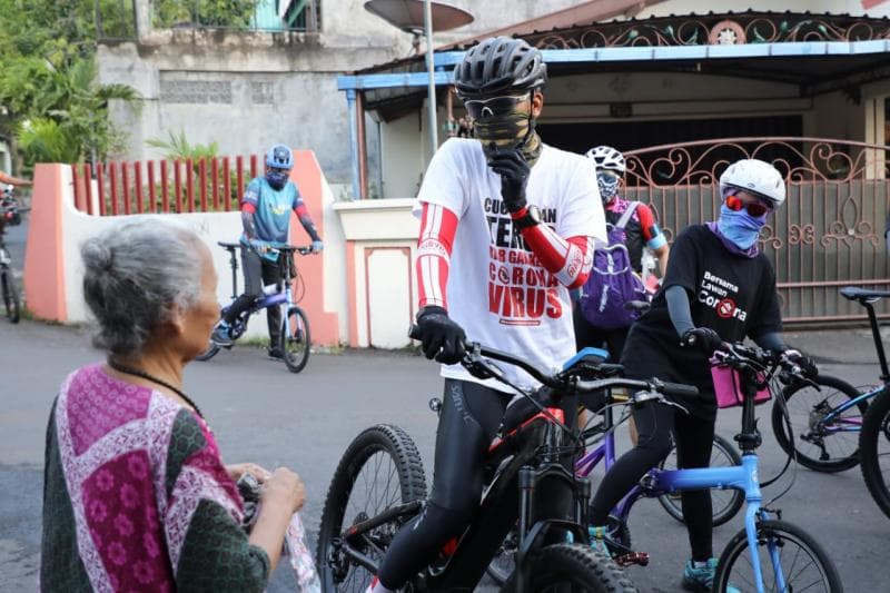 Sambil Gowes, Ganjar-Atikoh Kompak Sosialisasi Pemakaian Masker