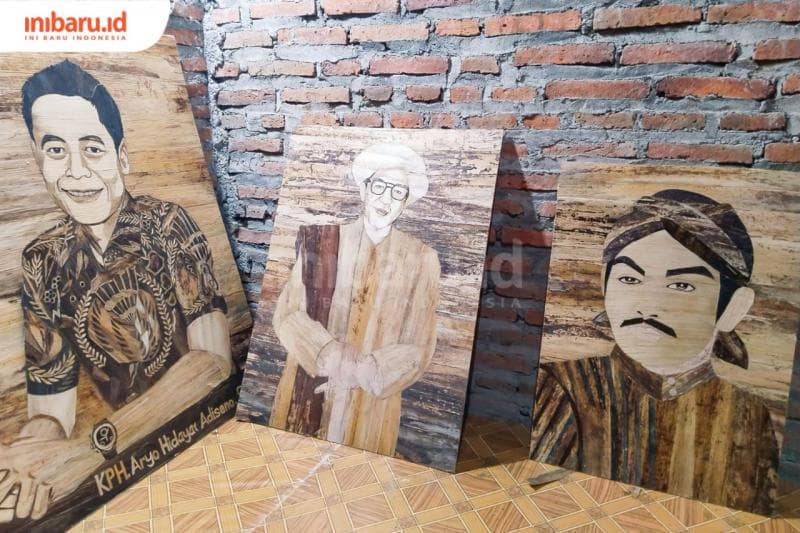 Beberapa karya Inggit Art yang siap dijual. Salah satu yang menjadi favorit adalah sketsa wajah dan gambar ulama Nusantara. (Inibaru.id/ Ayu Sasmita)
