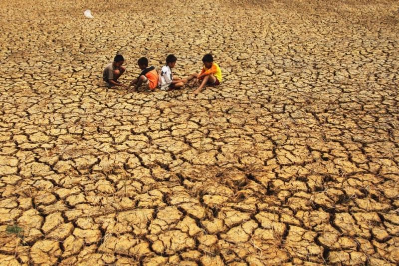 Ilustrasi: Pemanasan global membuat penjualan es teh pinggir jalan semakin laris manis. (Antara Foto/Arnas Padda via Katadata)