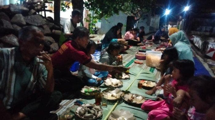 Warga memasak dan makan bersama jangan gandul untuk menangkal erupsi Gunung Slamet. (Tribun Jateng)