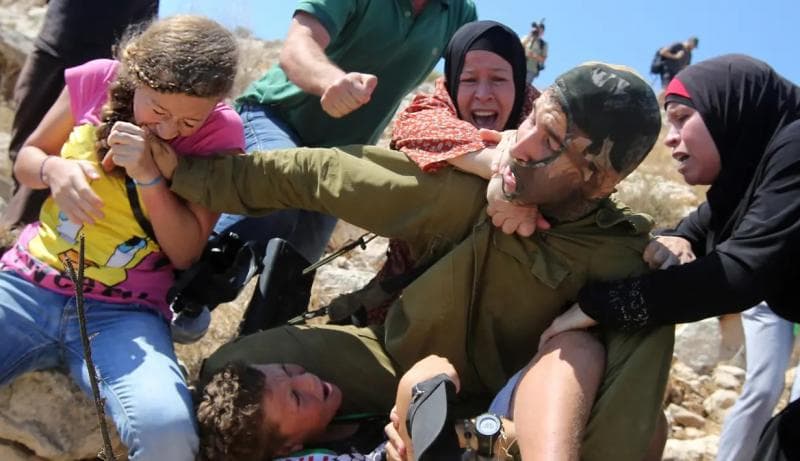 Ahed Tamimi muda saat menggigit tentara Israel di Tepi Barat. (AFP/Abbas Momani)