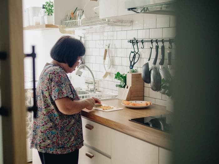 Kepulan asap dan percikan minyak di sekitar dapur juga jadi salah satu sebab kita nggak ingin makan masakan sendiri. (Getty Images/Staticnak1983)