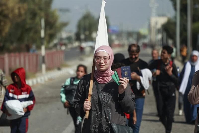 Warga Palestina mengungsi dari Gaza Utara membawa bendera putih. (Cnn/Sipa USA/AP/Ahmed Zakot)