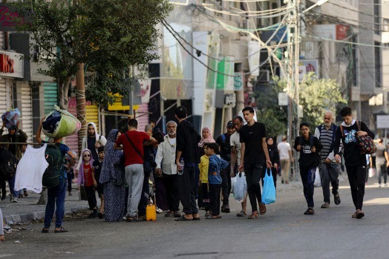 Warga Gaza nggak punya pilihan lain selain mengungsi. (AP Photo/Abed Khaled)