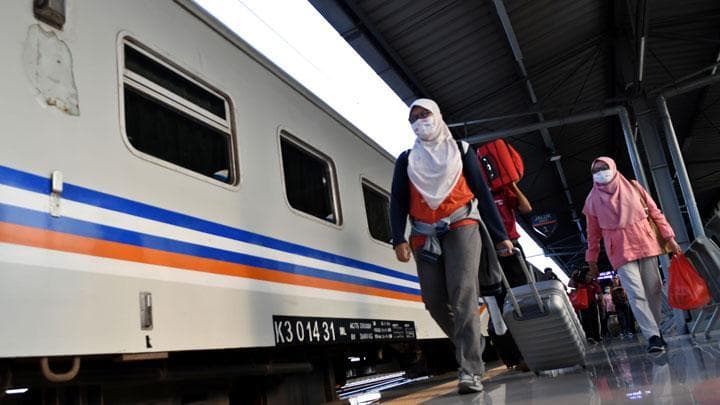 Diterapkannya PSBB membuat PT KAI Daop 1 Jakarta kurangi jam operasional. (Antara)