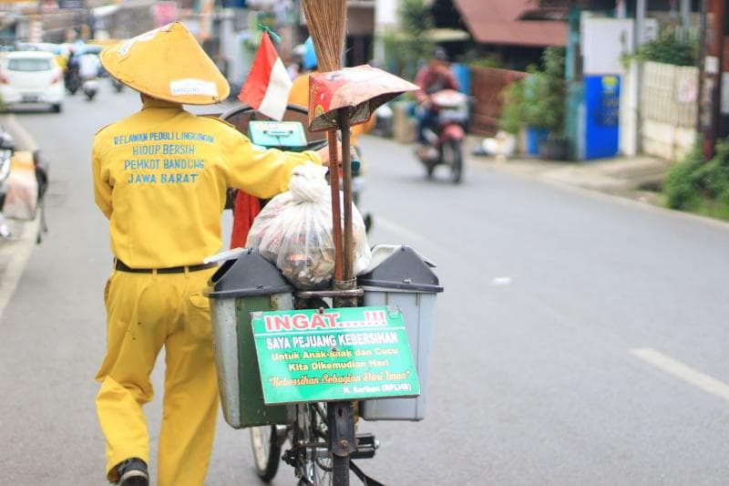 Aksi Pak Sariban di Bandung. Dia berharap generasi muda lebih peduli dengan sampah setelah melihat aksinya. (Greeneration Foundation/Faqih Mauludin)