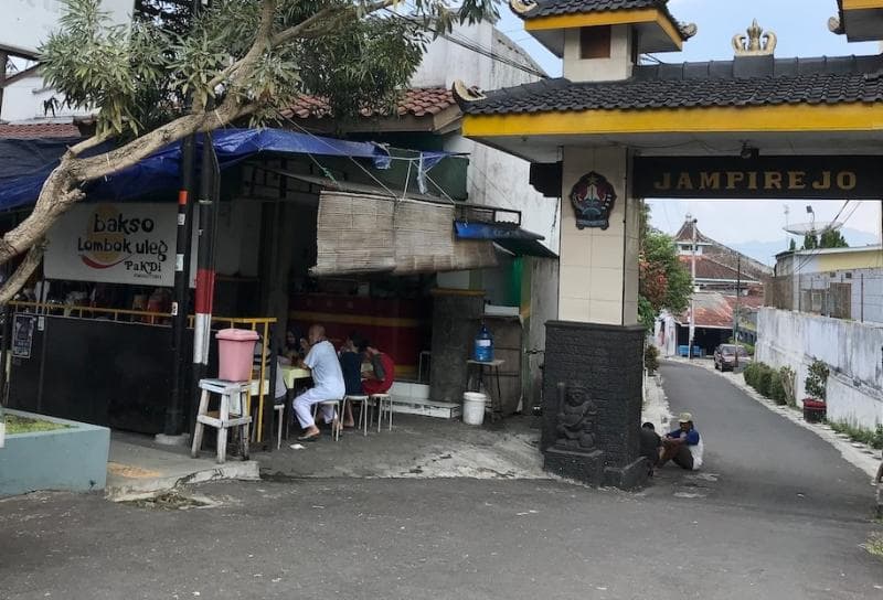Warung Lombok Uleg Pak Di selalu dijejali pembeli. (Arifsetiawan)
