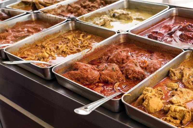 Pilihan lauk pada restoran nasi kandar ada banyak bahkan mencapai 40 sampai 50 jenis. (id.hotel)