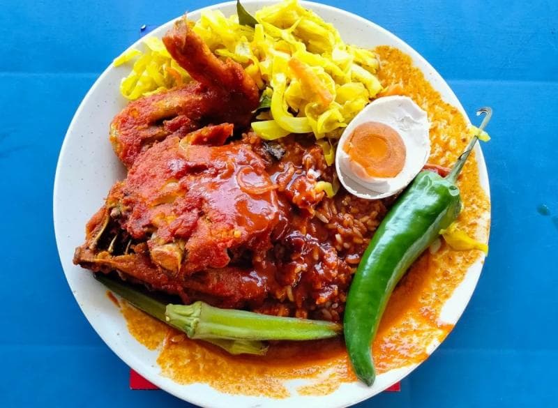 Lauk dan Kuah Berlimpah dalam Sepiring Nasi Kandar Khas Penang