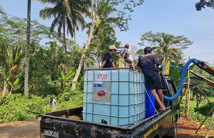 Warga dari luar daerah datang untuk mengambil air di Mata Air Gedad Magelang. (Radarjogja/Naila Nihayah)