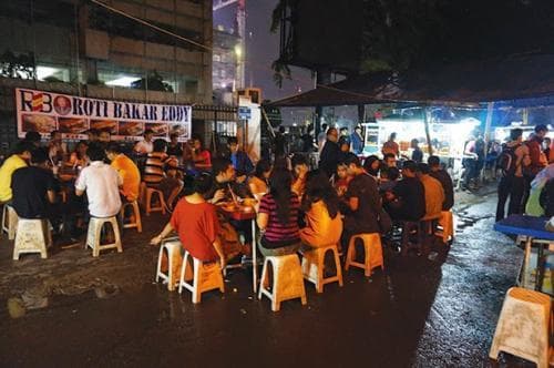 Meski kurang sehat, makan tengah malam ternyata juga menjadi tradisi di beberapa tempat. (via Okezone)