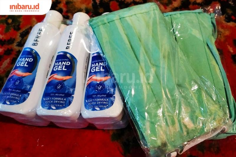 Produk masker dan hand sanitizer yang dijual di Jilbab Zahara. (Inibaru.id/ Rafida Azzundhani).