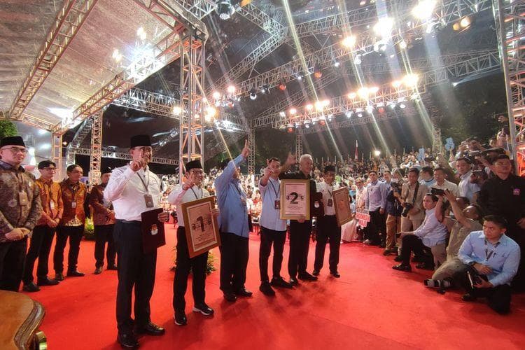 Atribut nomor urut capres - cawapres sudah disiapkan tim pendukung. (Kompas).